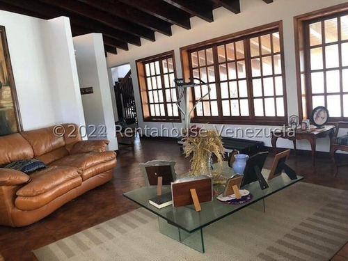 Tg Excelente Casa En Venta En Santa Paula Con Terraza Y Hermosa Vista, Calle Cerrada. 24-28413 Ys