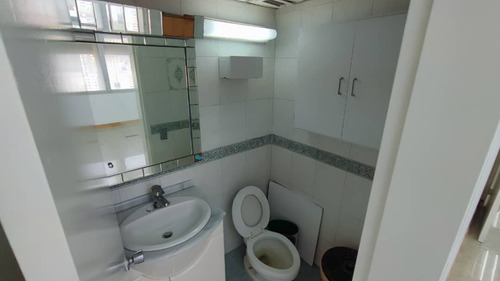Oficina En Alquiler Con 4 Espacios Cómodos