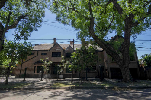 Casa De 9 Ambientes Con Dos Dependencias Y Sala De Juegos En Venta En Acassuso.