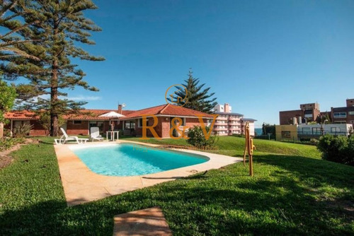 Imagen 16 de 30 de Excelente Casa De 4 Dormitorios Y Piscina A Una Cuadra Del Mar