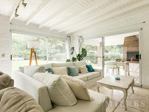 Muy Linda Casa En Venta En Laureles