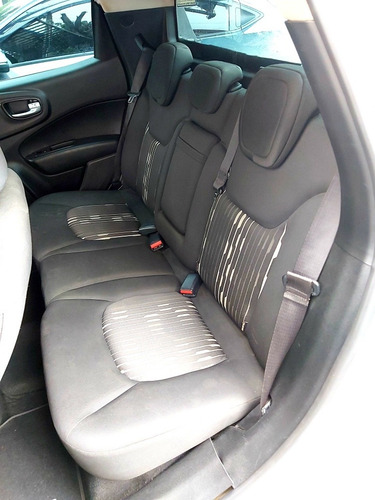 Imagem 5 de 8 de Fiat Toro 2017 1.8 16v Freedom Flex 4x2 Aut. 4p