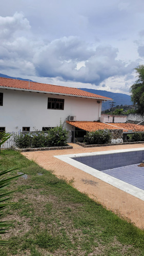 Casa Moderna Con Piscina, Para Mudarse, En Concepto Abierto