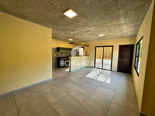 Casa En Venta A Estrenar. Piriápolis. 2 Dormitorios, 2 Baños, Parrillero. Construcción Tradicional.