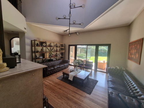 Casa De 6 Ambientes En Venta Con Cochera En Las Lomas De San Isidro