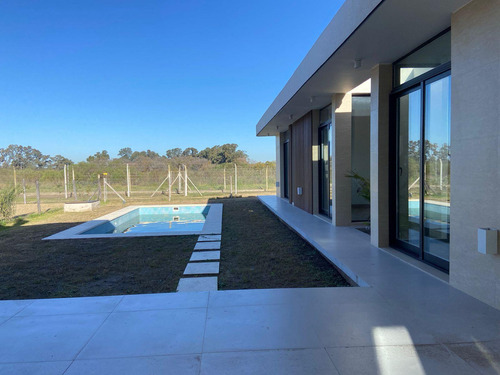 Casa En Venta 3 Dormitorios Barrio San Ramiro - Pilar Del Este