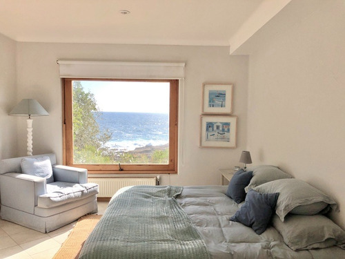 Sólida Casa En Venta En Primera Línea De Zapallar