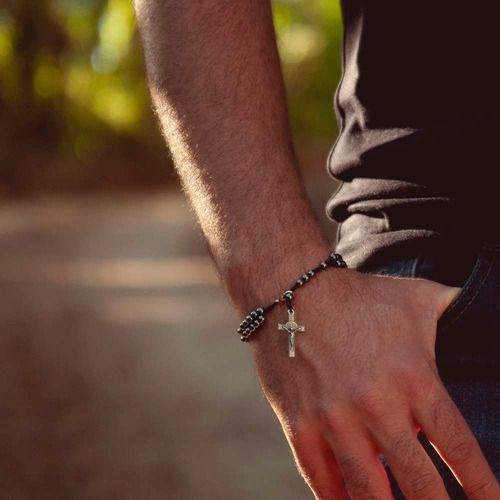 Pulseira Masculina Em Hematita E Cruz De São Bento Comprimento 21 Diâmetro 20