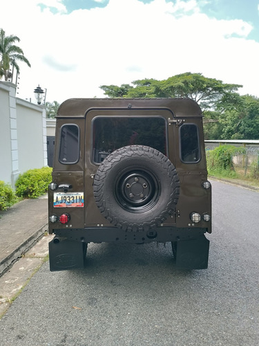 Land Rover Defender 2004.