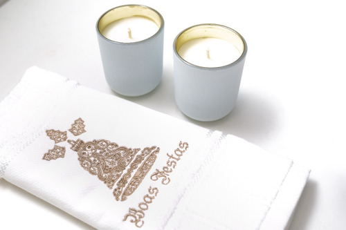 Imagem 7 de 9 de Kit Presente Natal 2 Velas Decorativas Toalha Bordada Sino