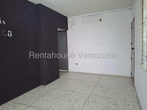 María Martínez Te Ofrece En Alquiler Este Espacioso Local Comercial Al Este De Barquisimeto, Piso De Granito, Área De Cocina, Ideal Para Centro Médico, Estético, Oficinas, Seguridad 24/7.