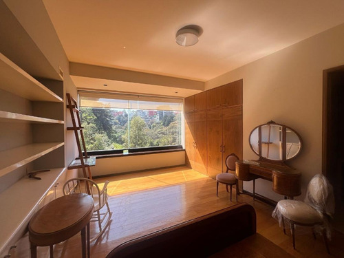 Bosque De Las Lomas, Espacioso Departamento Remodelado De 330m2, Vista Arbolada, Sala-comedor, Bar, Baño De Visitas, Sala De T.v. 3 Amplias Recamaras Con Baño Cada Una, Vestidores, Cocina Equipada, Ár