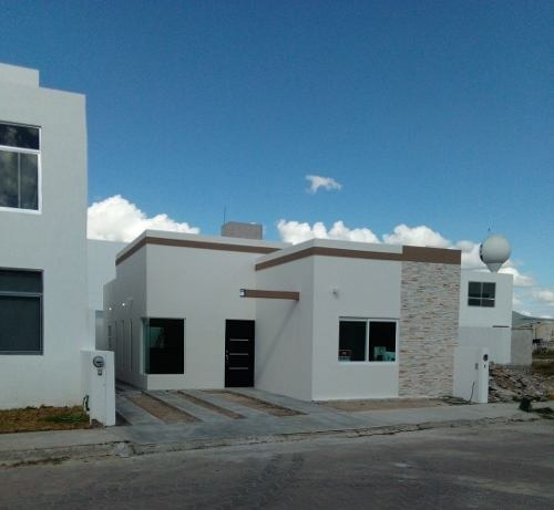 Casa De Una Planta En Las Trojes, Jardín, Pasillo Lateral