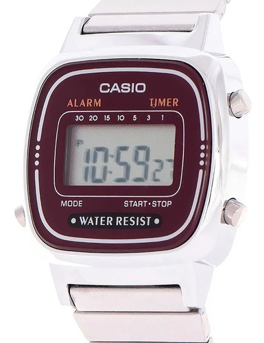 Imagen 7 de 9 de Reloj de pulsera Casio Youth LA670 de cuerpo color plateado, digital, para mujer, fondo bordó, con correa de acero inoxidable color plateado, dial negro, minutero/segundero negro, bisel color plateado y hebilla de gancho
