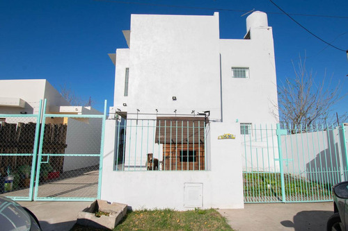 Casa En Venta - 2 Dormitorios 2 Baños - Cochera - 230mts2 - Villa Elisa, La Plata