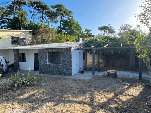Amplio Terreno De 800 Mc. Con Casa Ediificada Al Fondo.