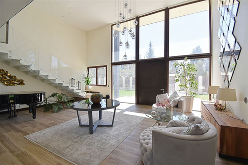Casa En Venta De 5 Dorm. En Colina