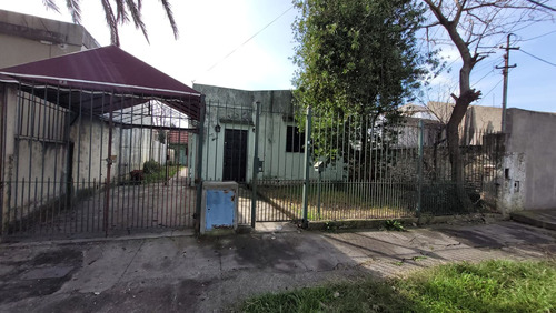 Venta. Casa A Refaccionar Amplio Lote Sarandi