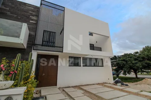 Puntarena Residencial: Casa Única Con Amplios Espacios Y Luz Natural.