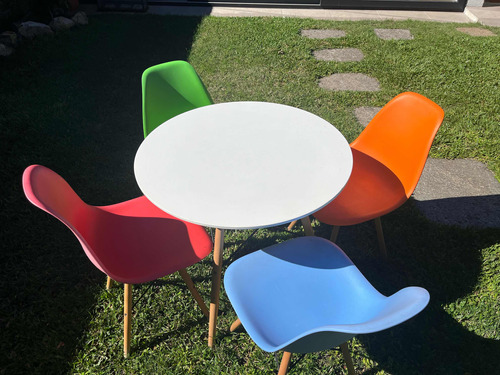 Juego De Mesa Y 4 Sillas Eames