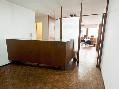 Oficina En Plaza Matriz En Edificio En Pleno Casco Histórico.