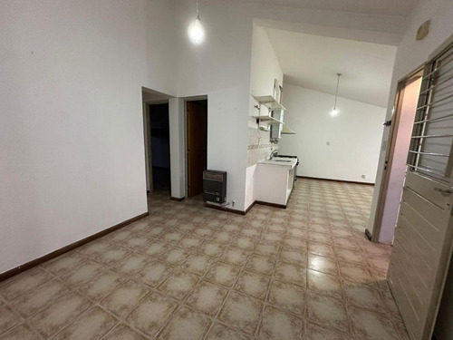 Casa En Villa Allende De 5 Ambientes Enbarrio La Cruz A Una Cuadra De Av. San Martín. Cerca De Colegios , Centro Comercial Y Transporte Público.l