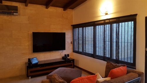 Imagen 16 de 30 de Los Naranjos Espectacular Calle Privada. Vigilancia. 350mts 6h6b4p Instagram:@inmuebleslosnaranjos 04143057302 04142695974