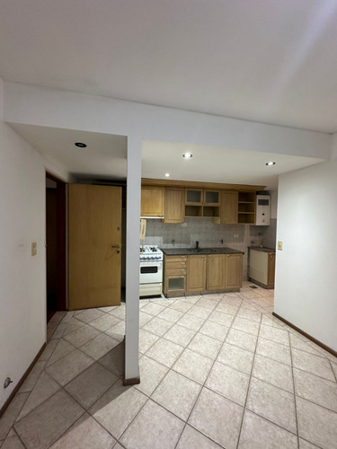 Alquiler. Rosario. Departamento 1 Dormitorio. Baño Completo. Quincho Y Patio De Uso Común. Buena Distribución