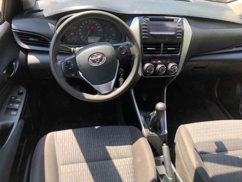 Imagen 7 de 8 de Toyota Yaris 2019 4p Sedán Core L4/1.5 Man