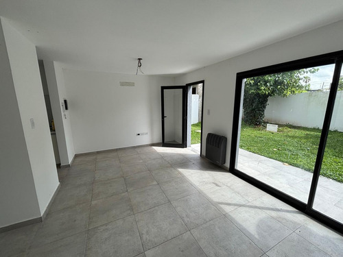Duplex En Venta - 2 Dormitorios 2 Baños - 207mts2 - Villa Elisa