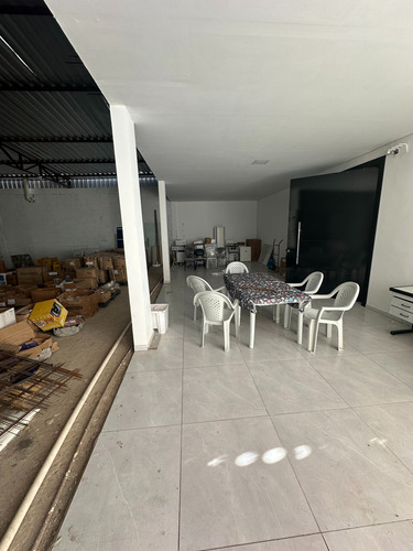 Prédio Comercial De 3 Andares Com 10 Salas E Galpão Moderno