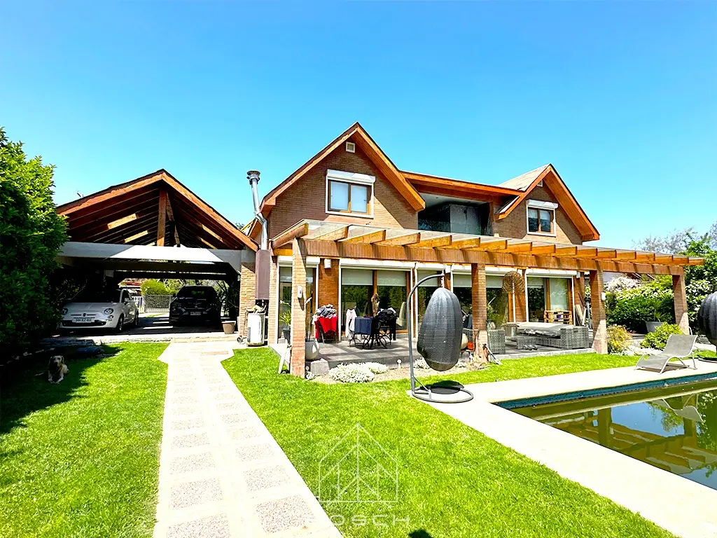 Imagen 3 de 22 de Casa De Muy Alto Estándar Inserto En Un Ecosistema Natural