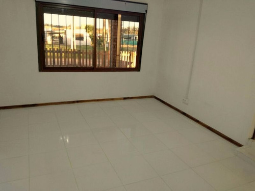 Venta. Bien Ubicada,2 Dorm. Gran Terreno,segura,dos Frentes.