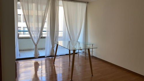 Departamento En Venta De 1 Dorm. En Metro Colon / Las Condes