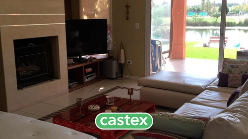 Casa A La Venta, Al Lago, Con Increíble Espejo De Agua En El Barrio Los Castores. Nordelta.