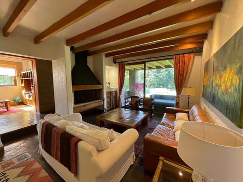 Casa Con Gran Jardín Formado En Dos Sitios