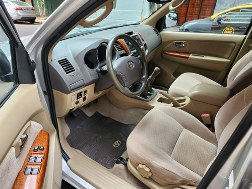 Imagen 8 de 13 de Toyota Sw4 3.0 L Srv 4x4 7 Asientos Muchos Accesorios!!