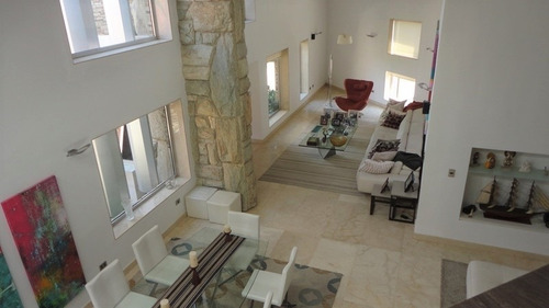Imagen 15 de 30 de Leal Pérez Vende Majestuosa Casa En Urbanización Guataparo Con Piscina