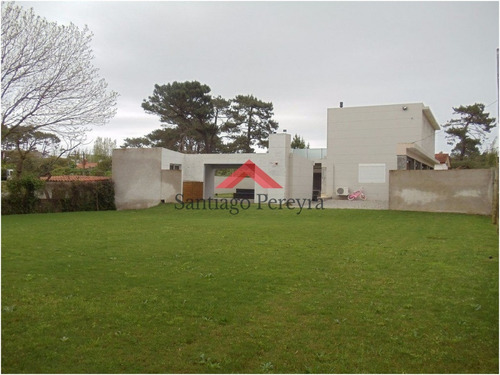 Casa De 4 Dormitorios En Alquiler Y Venta Cerca De La Playa En Rincón Del Indio, Punta Del Este.- Ref: 6056