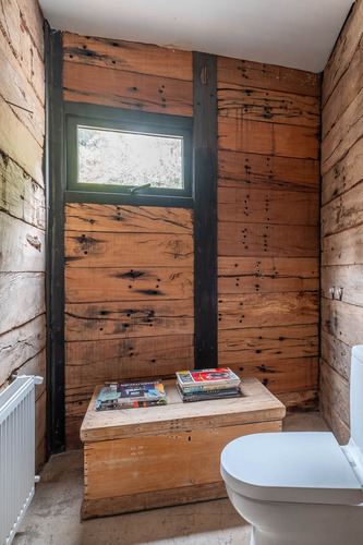 Casa Con Un Diseño Único Y Amplios Espacios