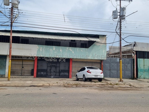 @ Julio Latouche 24-3538 Vende Galpon En La Florida Valencia, 856 Metros Con Tres Locales Comerciales Independientes Para Ventas Al Mayor Y Al Detal, Tiene Dos Portones De Seguridad,