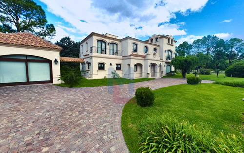 Venta Casa St. Thomas Norte: 4 Dormitorios En Suite, Doble Lote, Quincho, Piscina Climatizada