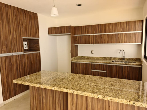 Se Vende Casa Enel Refugio, 3 Habitaciones, Estudio, Construcción A Tabique Rojo