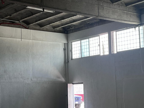 Local Comercial De Dos Pisos Con Oficina Privada Y Baño En Avenida Via Morelos 601, Xalostoc. ¡130m², Acceso Para Trailer! ¡haz Crecer Tu Negocio Aquí