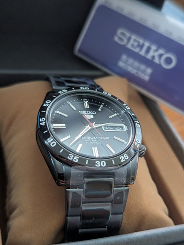 Seiko SNKE03KC Reloj Automático 21 Rubis Color de la correa Negro Color del bisel Negro Color del fondo Negro