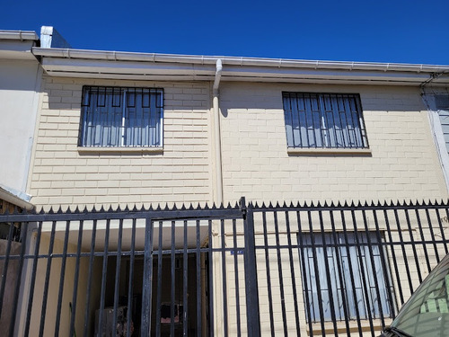 Casa Con Amplios Espacios, En Pasaje Cerrado