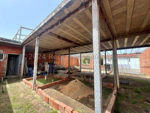 Venta De Terreno Con Estructura Armada Para Terminar Casa, En La Prestigiosa Urbanización Piedra Pintada En La Victoria, Base Para Culminar Techo. Incluye Material De Construcción Y Plano Rah 25-249