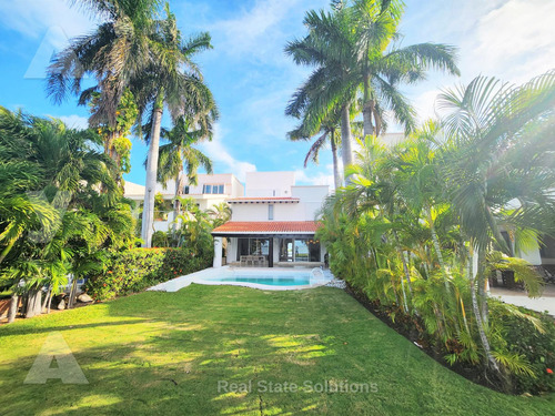 Casa En Renta, 4 Recámaras, Amueblada, Paneles Solares, Muelle, Isla Dorada, Cancún