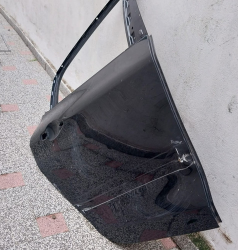 Puerta Trasera Peugeot 208 Lado Derecho A Reparar Liquido