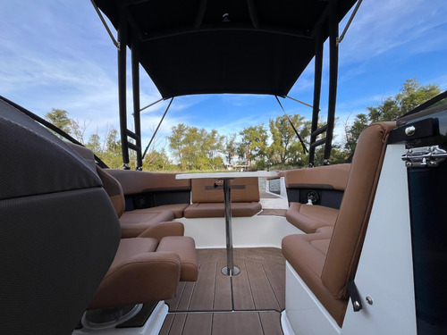 Lancha Open Quest 210 Con Motorizacion Volvo 200 Hp Sx 2025